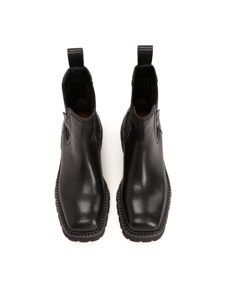 Wsuwane botki zdobione z tyłu łańcuchem