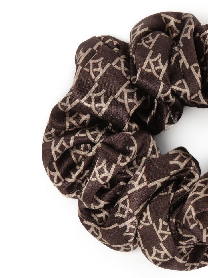 Brązowe satynowe scrunchie w beżowe monogramy