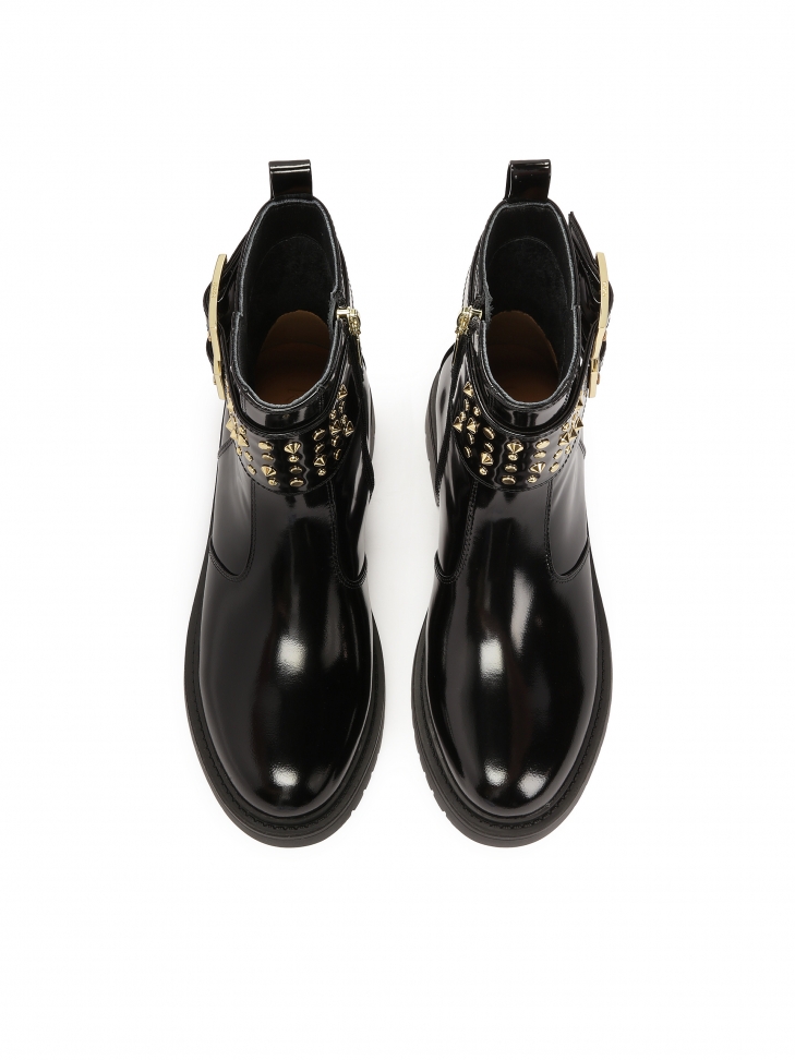 Płaskie botki ze zdobioną klapą na sprzączki