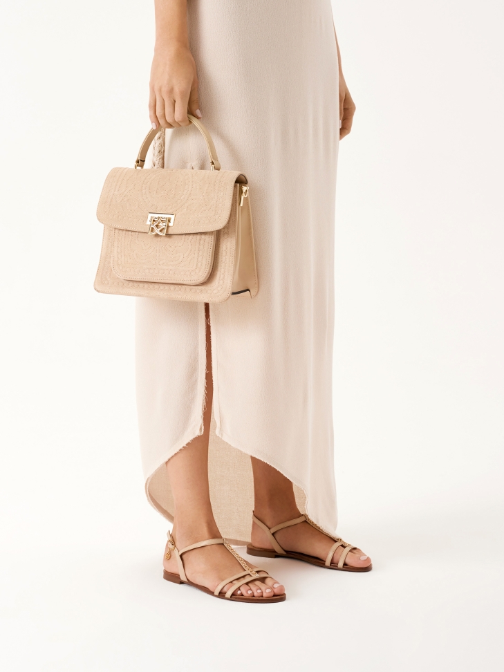 Beżowe skórzane sandały zapinane wokół kostki