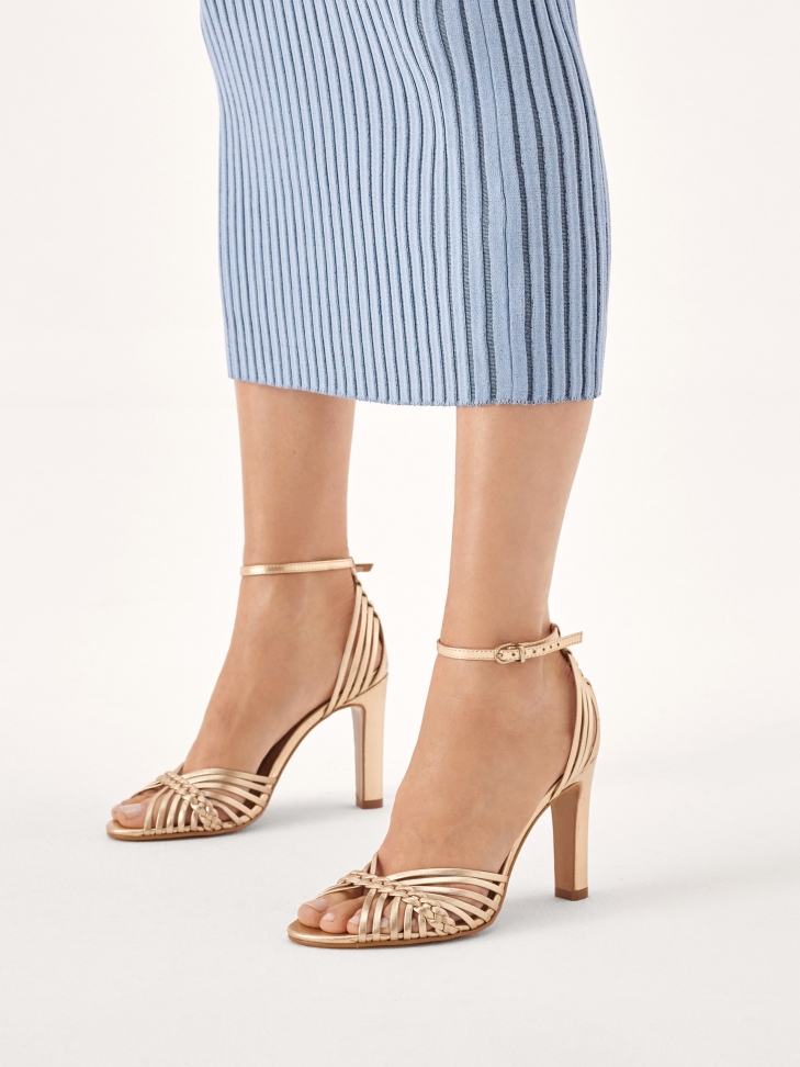 Złote sandały z przeplatanymi paskami
