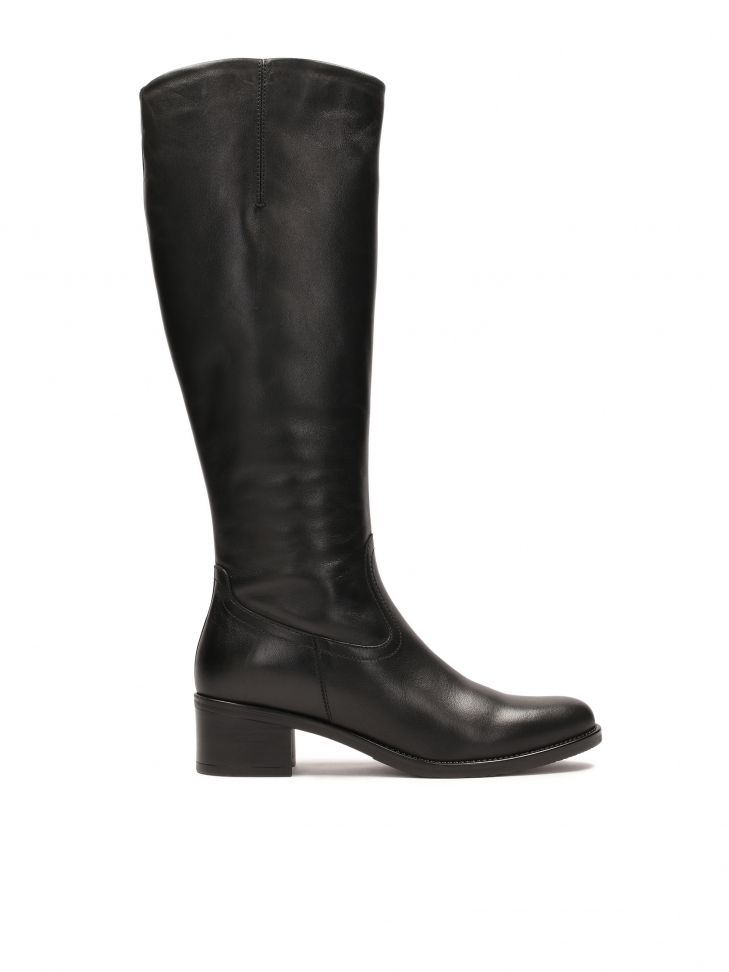 Czarne kozaki na obcasie z zaoągloną cholewką