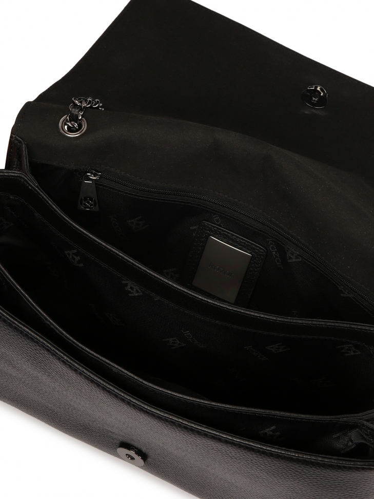 Czarna zdobiona torebka zawieszona na łańcuchu