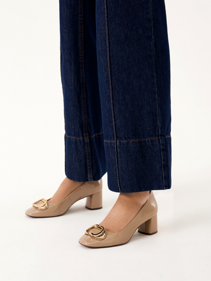 Lakierowane beżowe czółenka na stabilnym obcasie