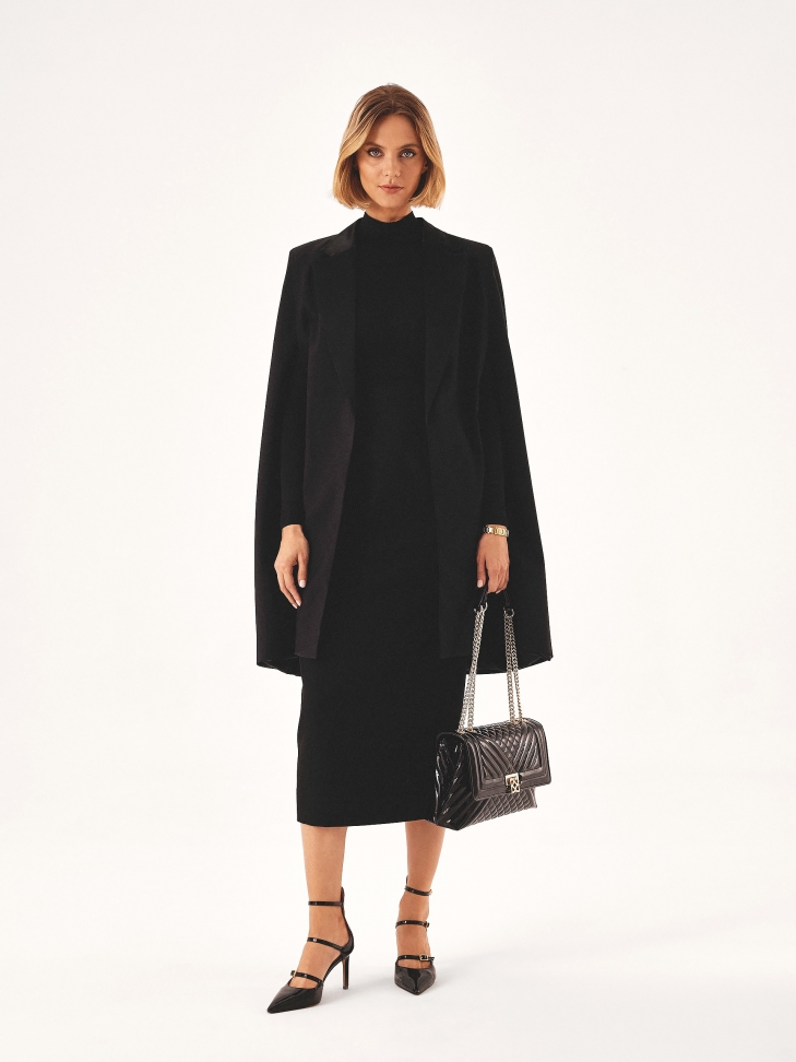 Lakierowane półotwarte czółenka z paskami