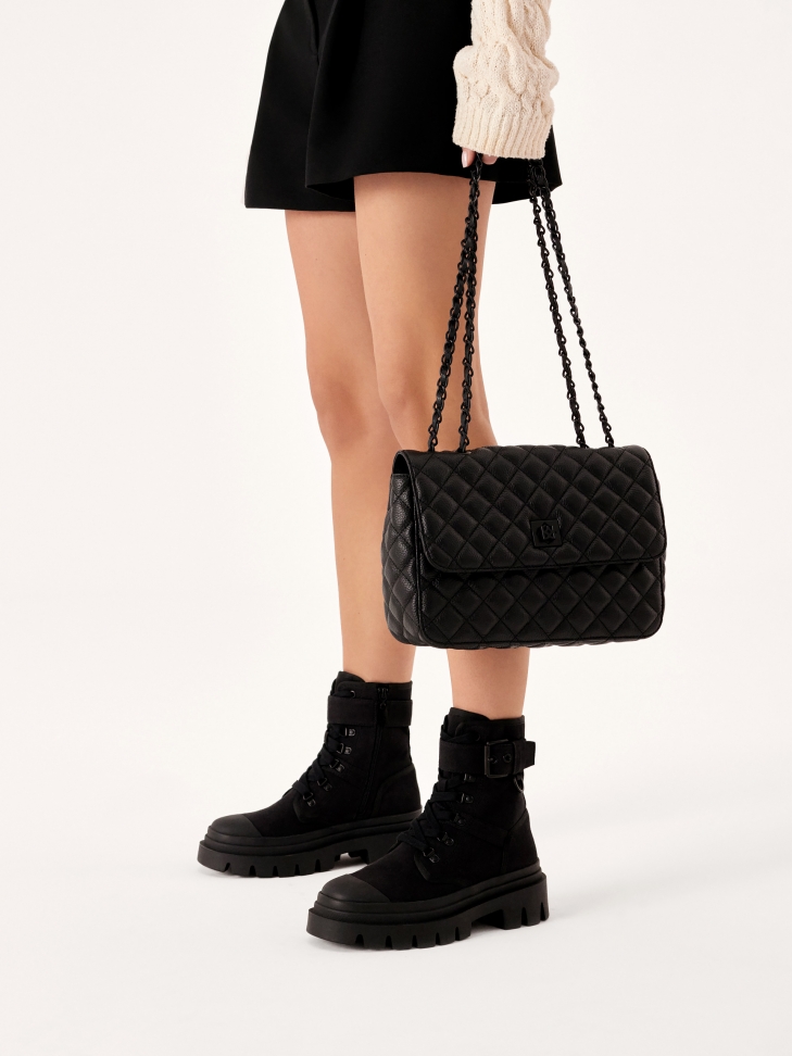 Czarna skórzana torebka z pikowaniem o podłużnym kształcie