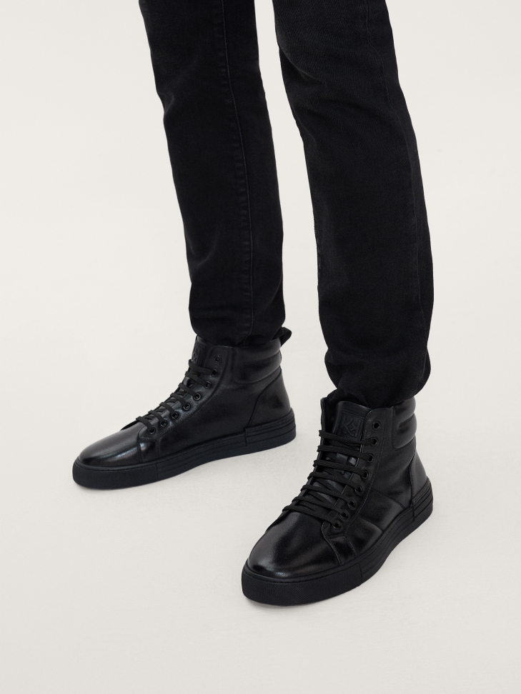 Czarne minimalistyczne sneakersy męskie z wysoką sznurowaną cholewką