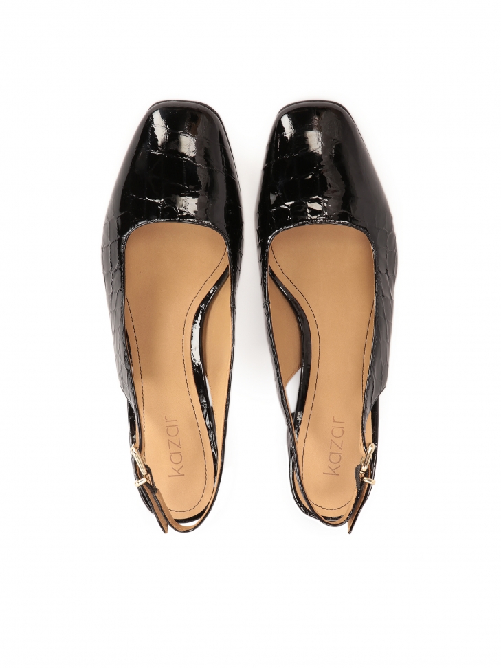 Półotwarte czółenka z tłoczonej lakierowanej skóry