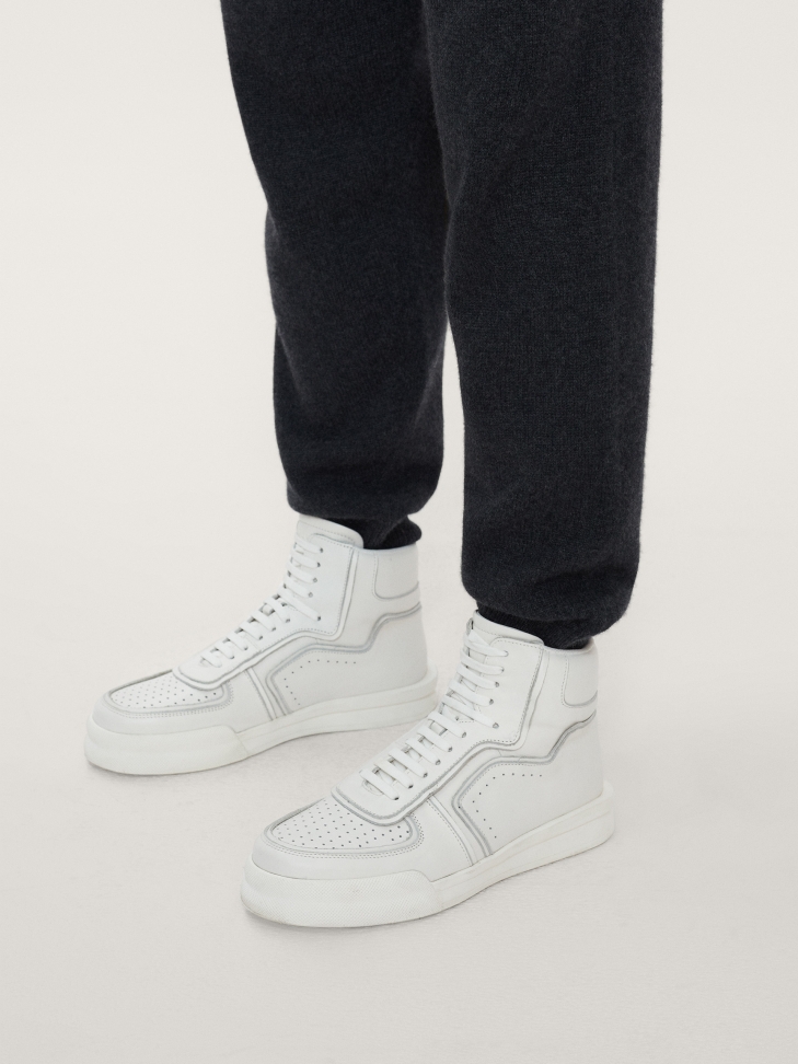 Nowoczesne sneakersy męskie z przeszyciami i perforacją