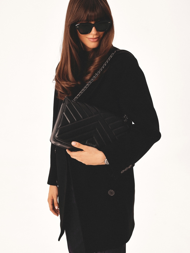 Czarna zdobiona torebka zawieszona na łańcuchu