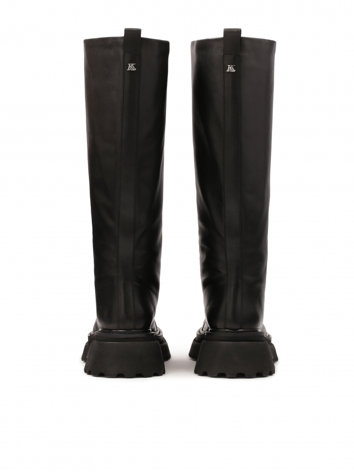 Czarne kozaki na grubej podeszwie z szeroką cholewką