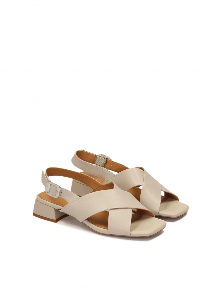 Skórzane sandały na niskim obcasie