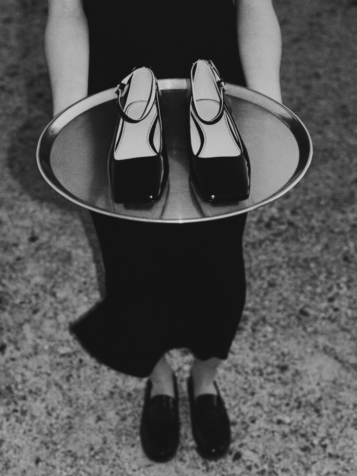 Czarne lakierowane czółenka w stylu Mary Jane