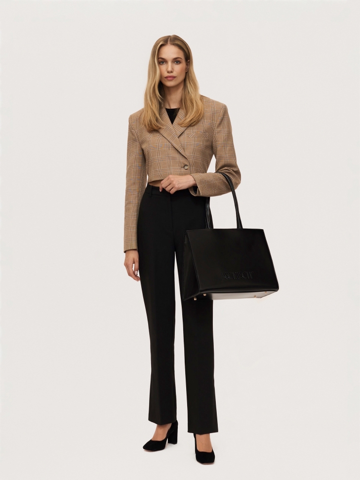 Minimalistyczne czarne czółenka z zamszu na szerokim obcasie