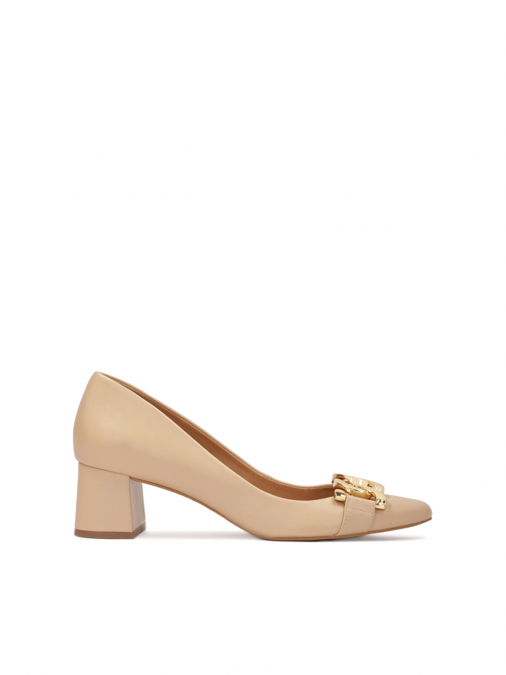 Niskie czółenka z metalową ozdobą