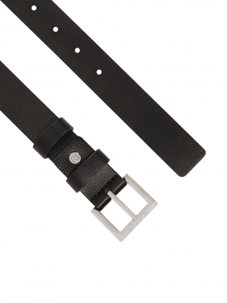 Czarny pasek ze skóry ozdobiony srebrnymi oczkami