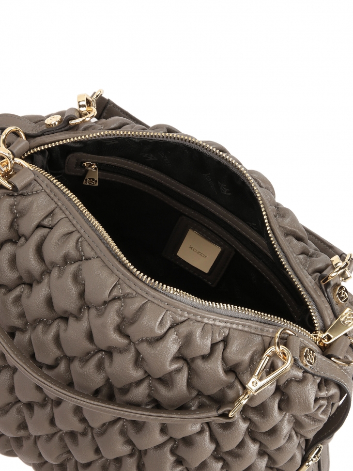 Skórzana torebka z uchwytami zdobiona modnym przeszyciem