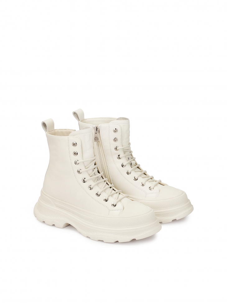 Sznurowane trzewiki damskie w kolorze amanej bieli