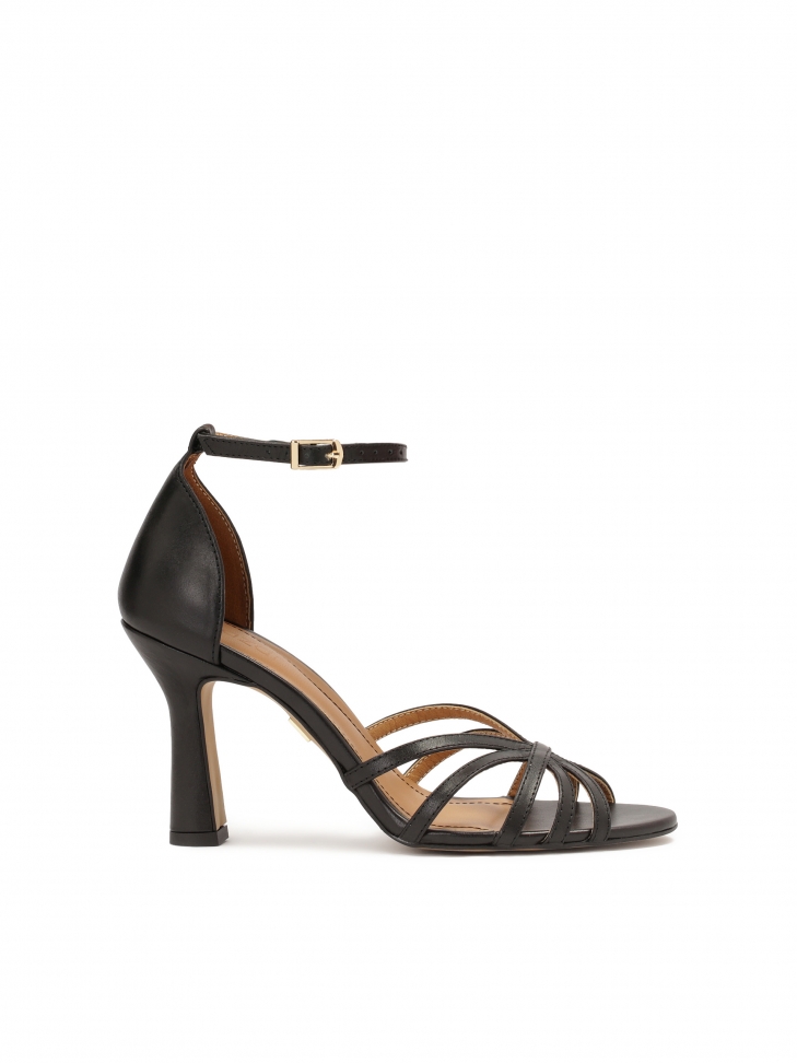 Czarne sandały z zabudowaną piętą