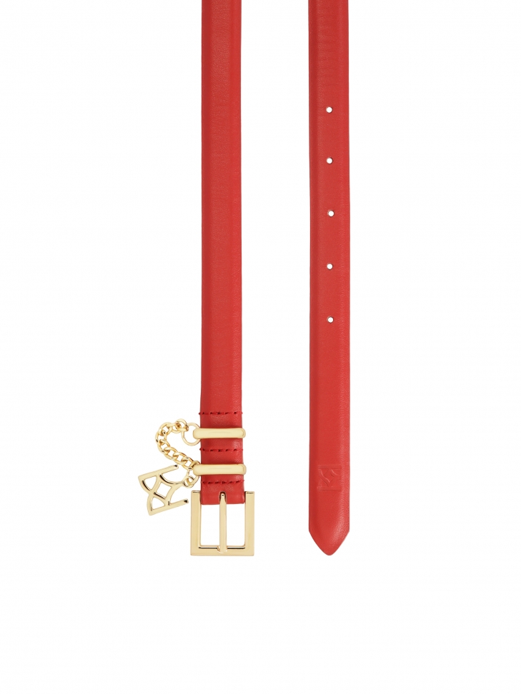 Czerwony wąski pasek z łańcuszkiem