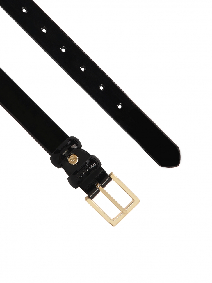 Wąski lakierowany pasek z subtelną sprzączką