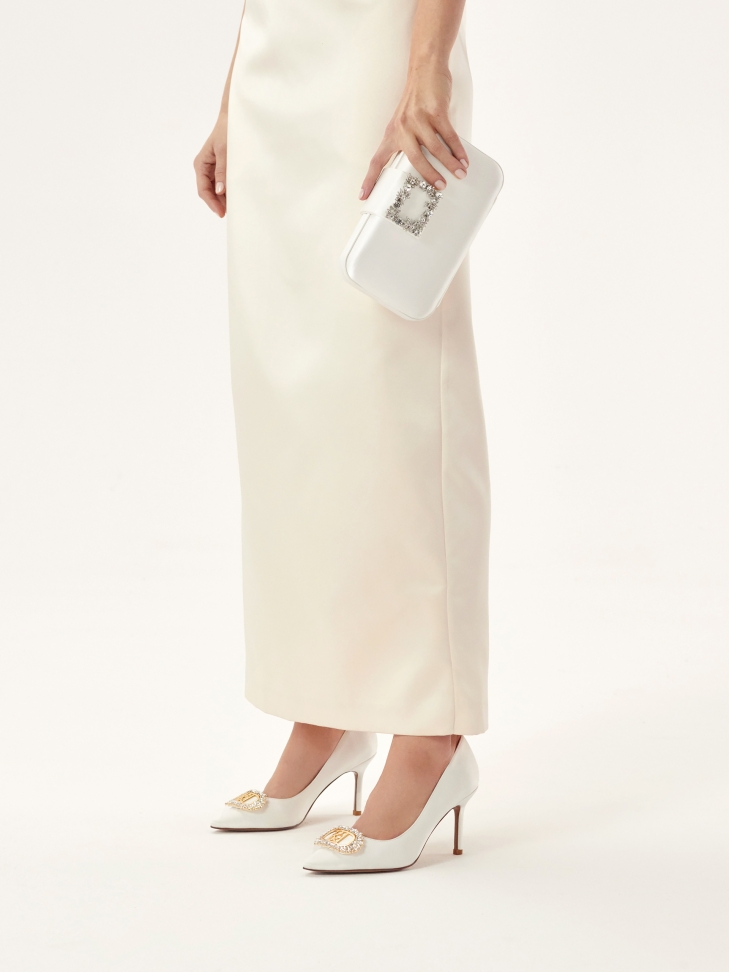 Białe czółenka ślubne z dużą biżuteryjną ozdobą