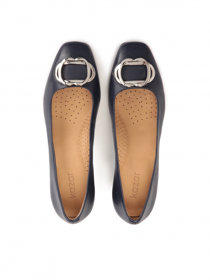 Granatowe skórzane czółenka z metalowymi ozdobami