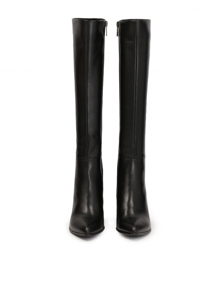 Czarne skórzane kozaki na zdobionym metalowym obcasie