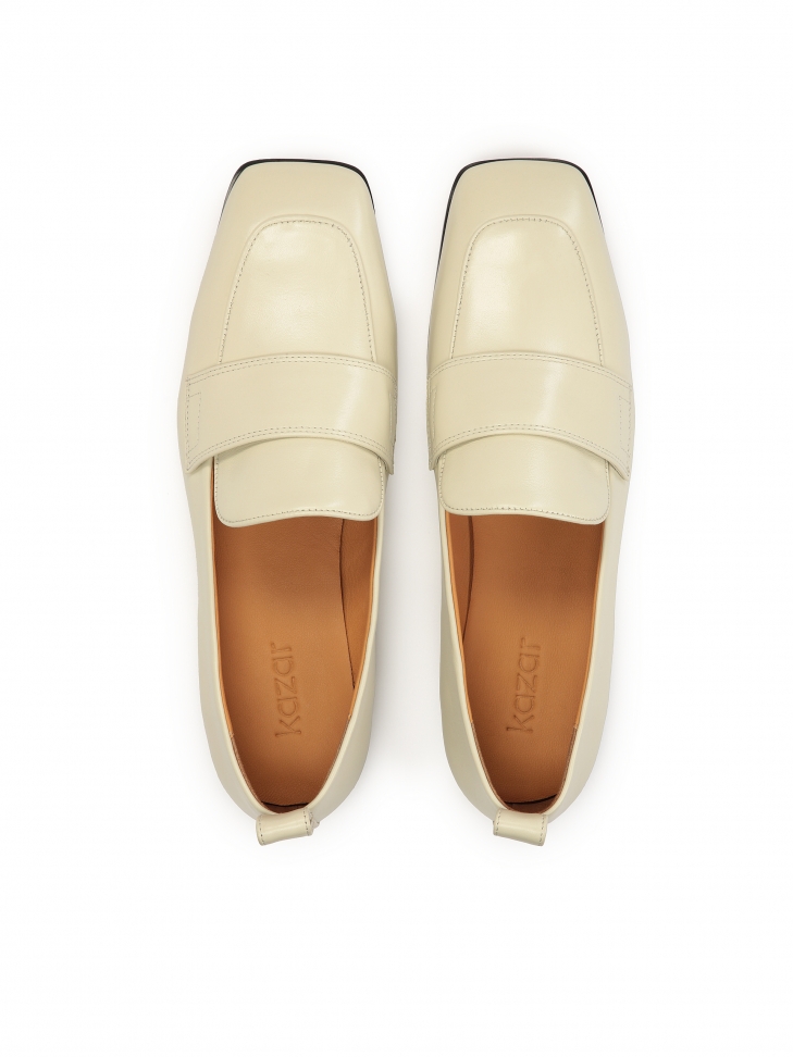 Jasne skórzane loafersy na kontrastującej podeszwie