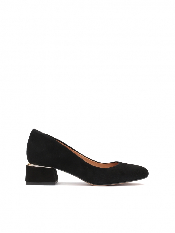 Czarne czółenka z zamszu na niskim obcasie z metalową wstawką