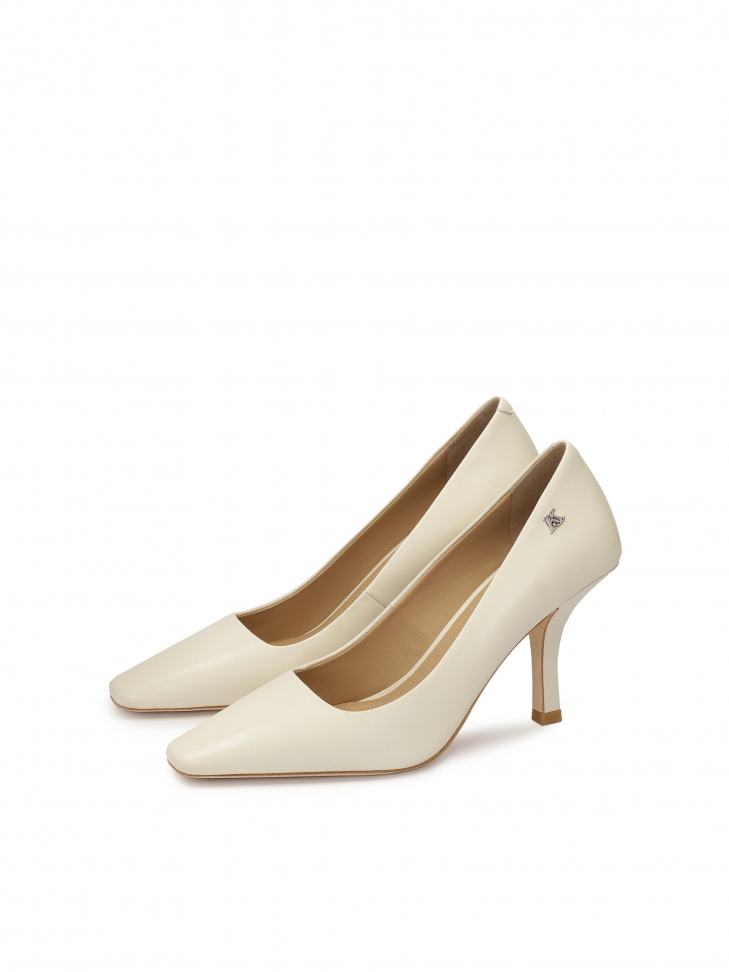 Klasyczne szpilki w emowym kolorze