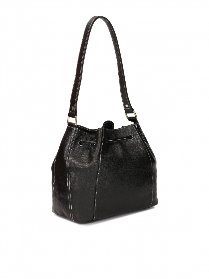 Czarna torebka worek z białymi szwami