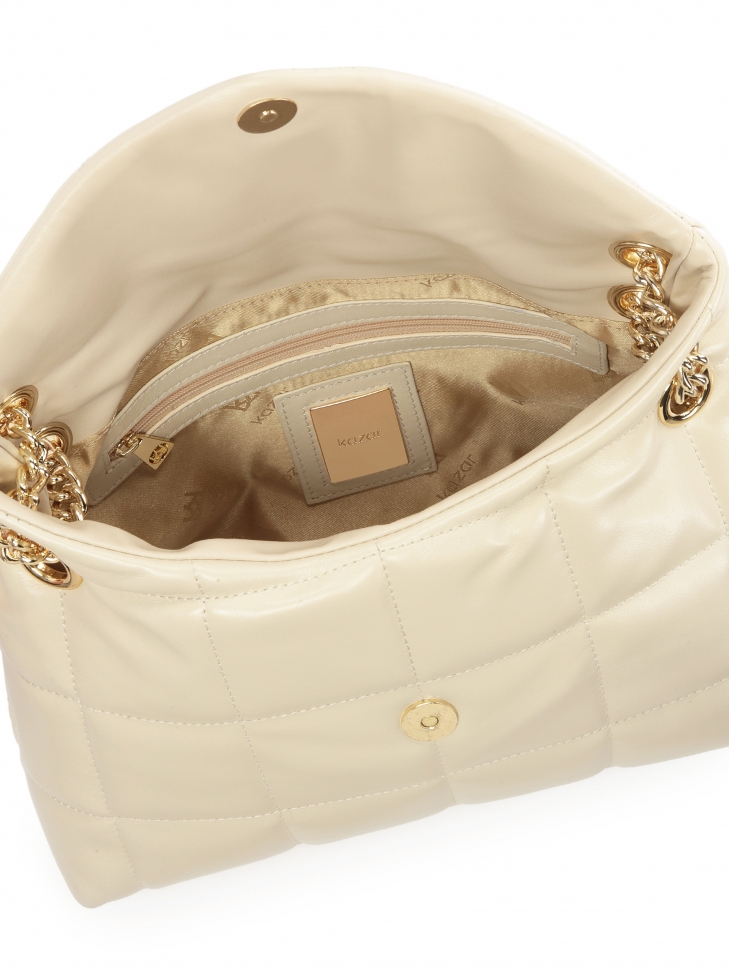 Skórzana torebka na łańcuchu zdobiona pikowaniem