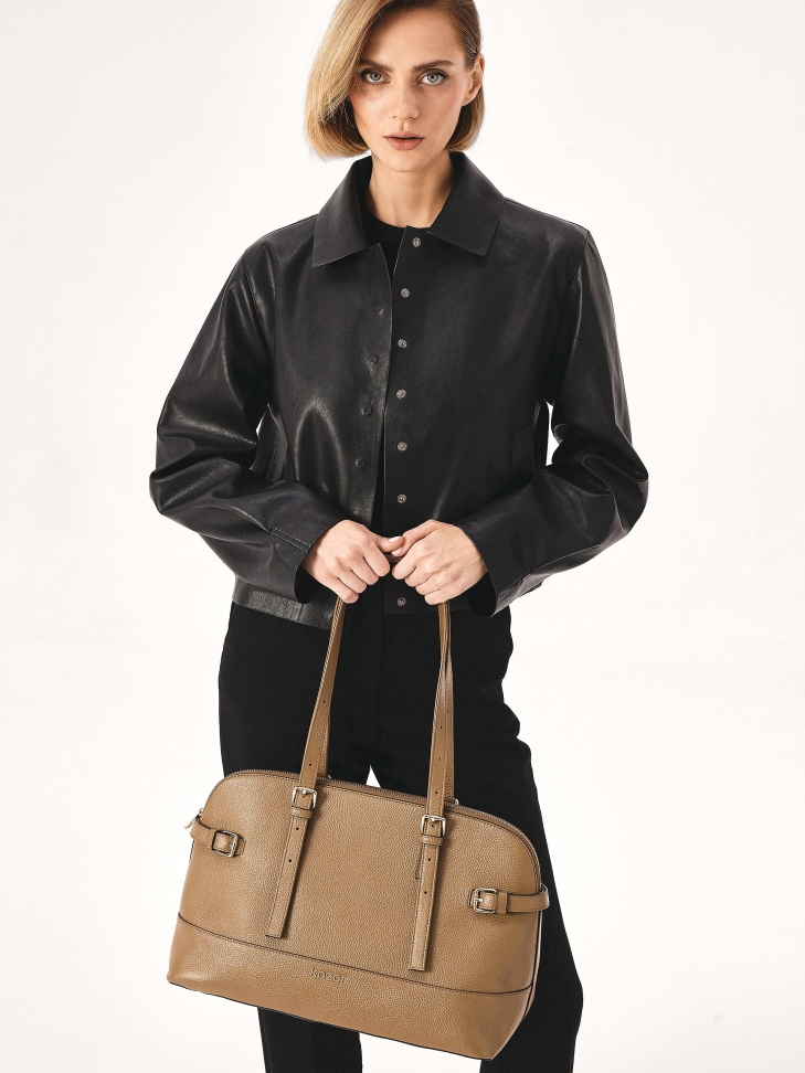 Brązowa torebka z szerokim dnem