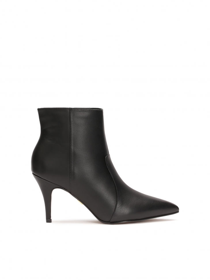 Minimalistyczne czarne botki z noskami w szpic