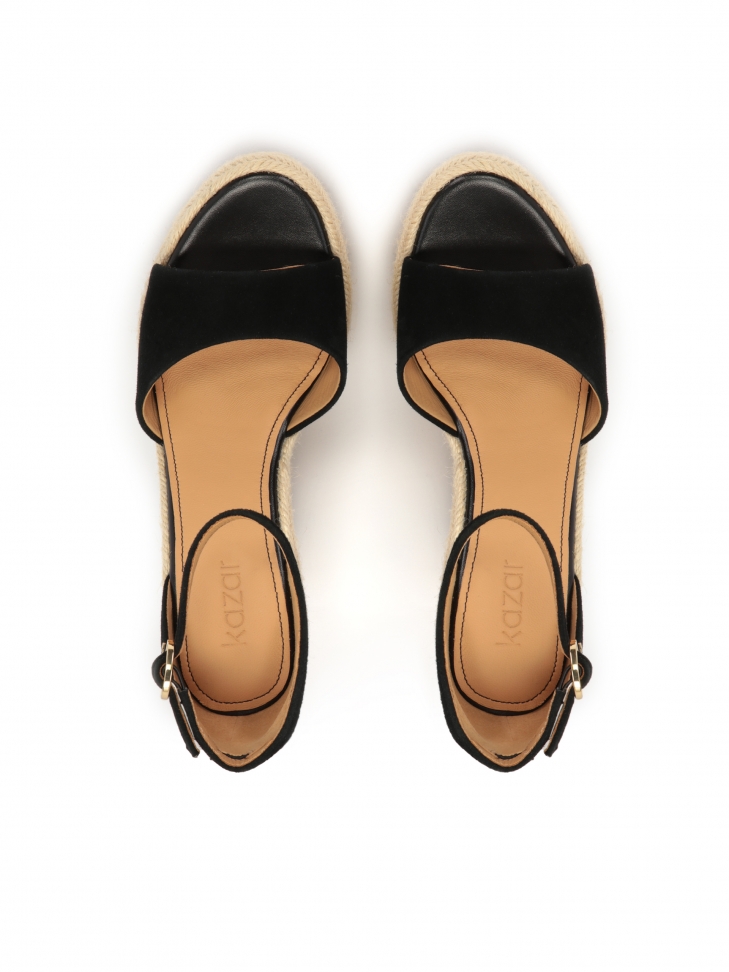 Czarne zamszowe sandały na koturnie i platformie