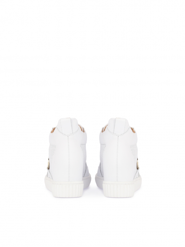 Skórzane białe sneakersy z perforacją i uytym koturnem