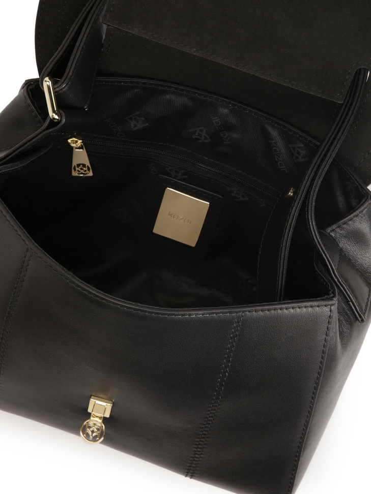 Czarna skórzana torebka z unikatową klapą