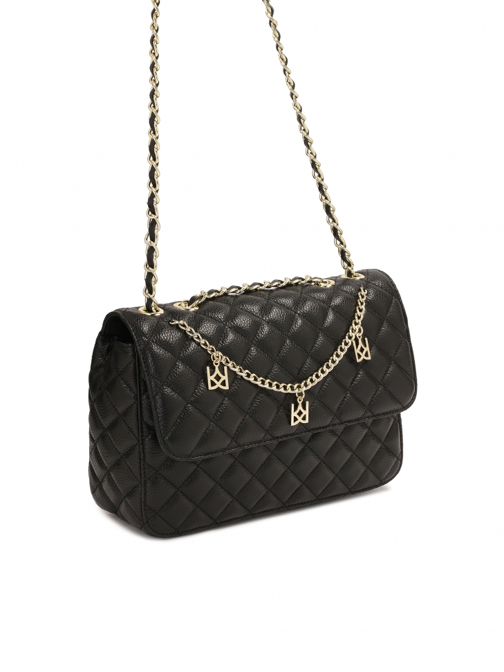 Pikowana torebka zdobiona łańcuchem z zawieszkami