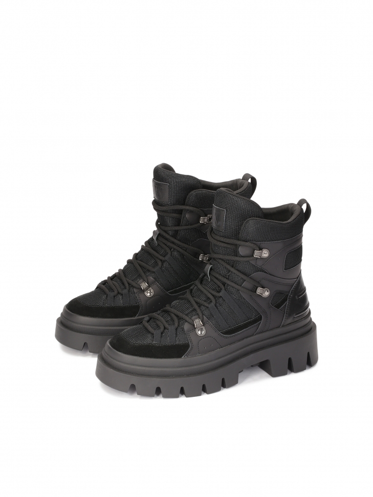 Czarne trzewiki na podeszwie z trepem