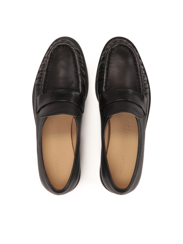 Czarne półbuty z efektownym marszczeniem na przodzie