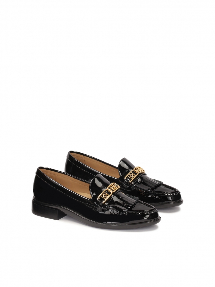 Wsuwane czarne półbuty z metalową ozdobą i frędzlami