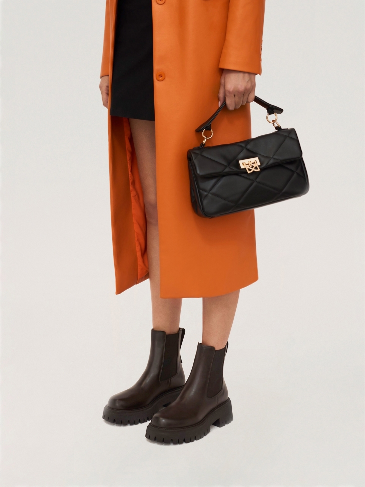 Brązowe skórzane botki typu chelsea na trapowej podeszwie