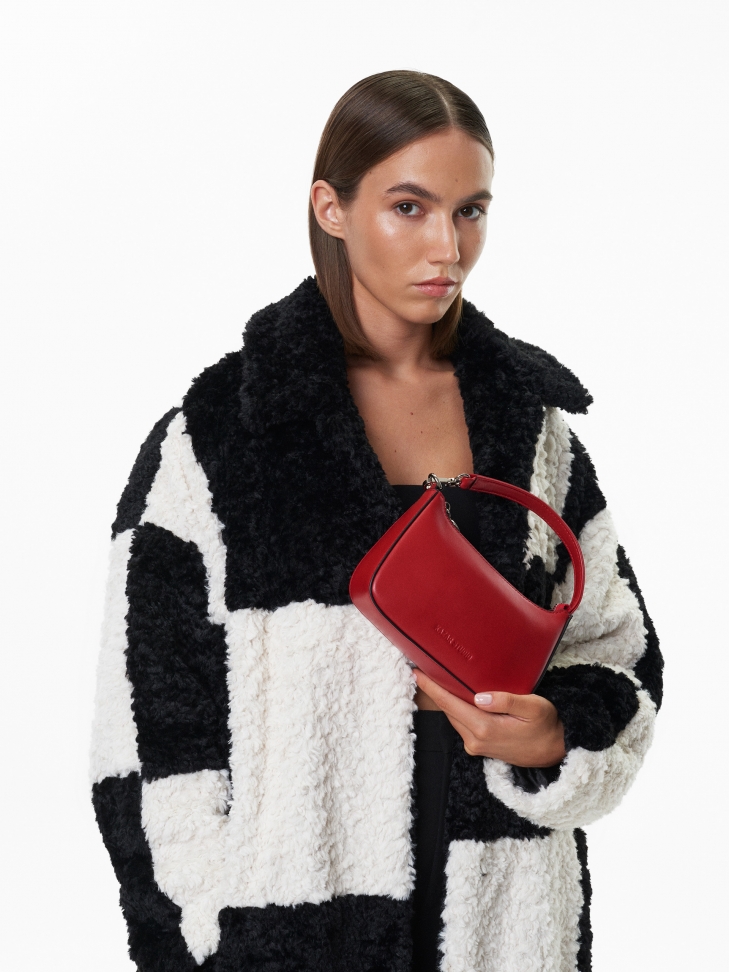 Czerwona torebka ze skóry licowej do noszenia za uchwyt