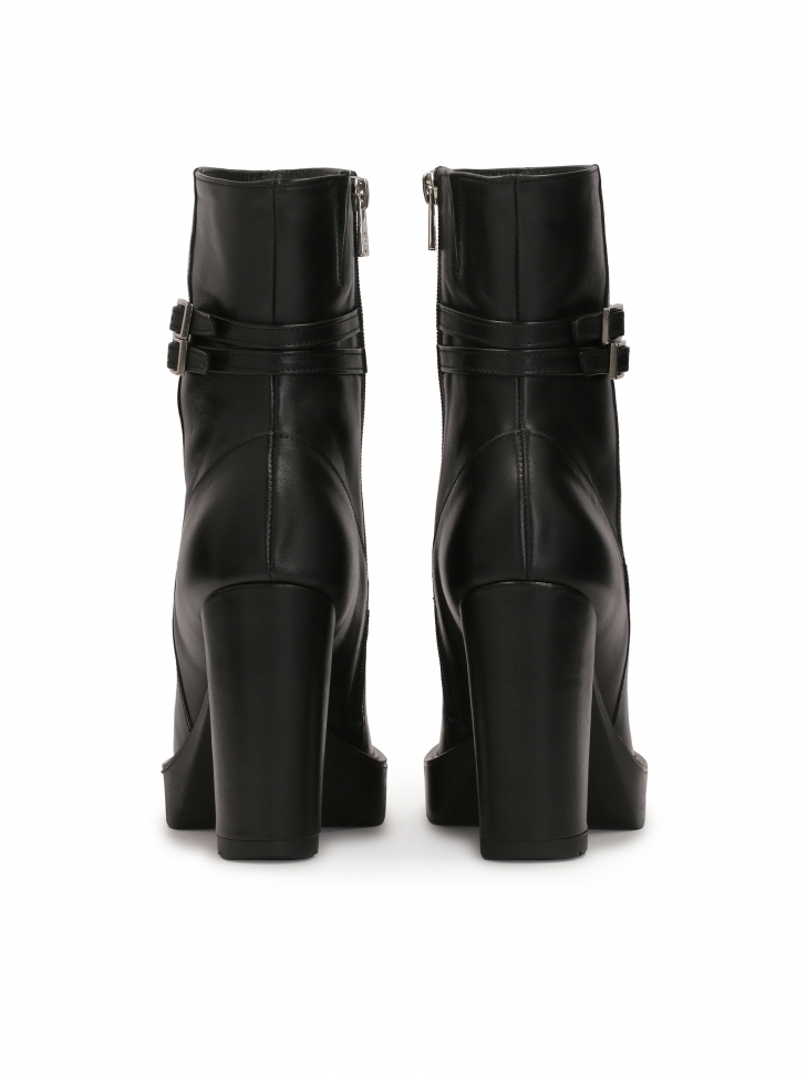 Czarne botki na słupku