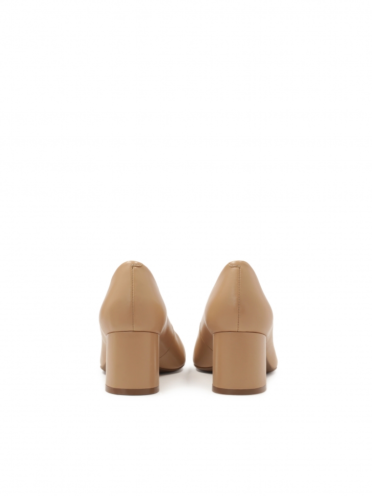 Beżowe czółenka na słupku