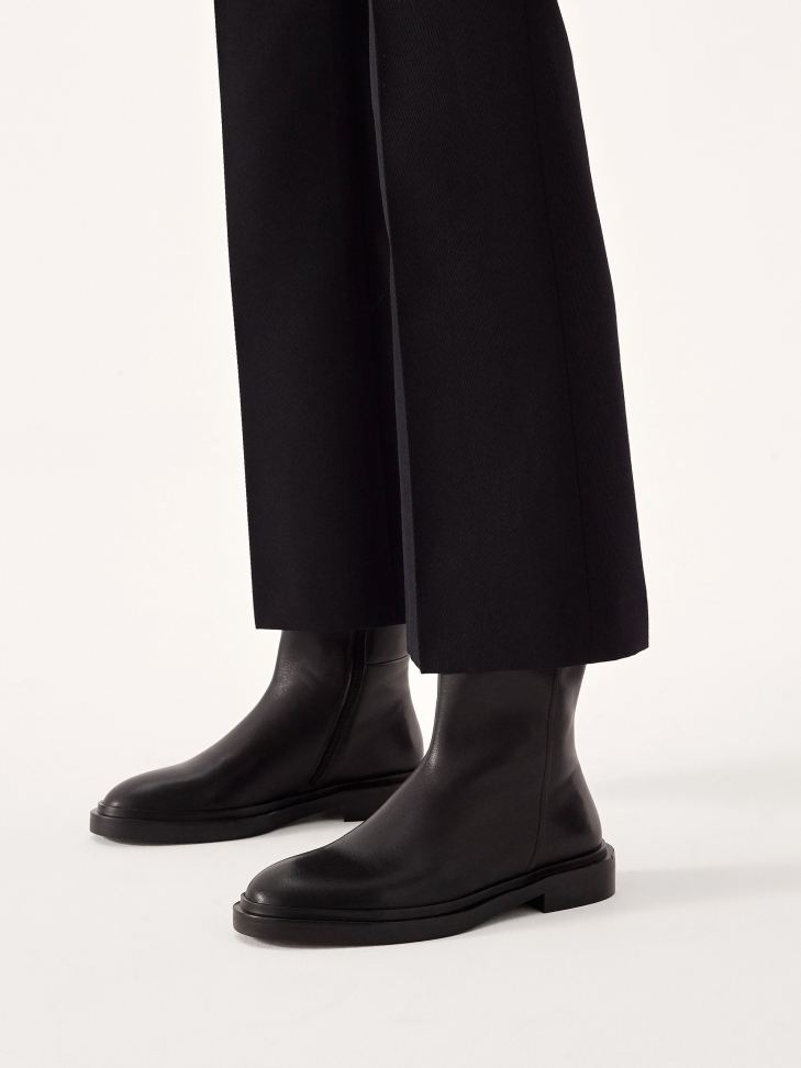 Płaskie botki zapinane na suwak