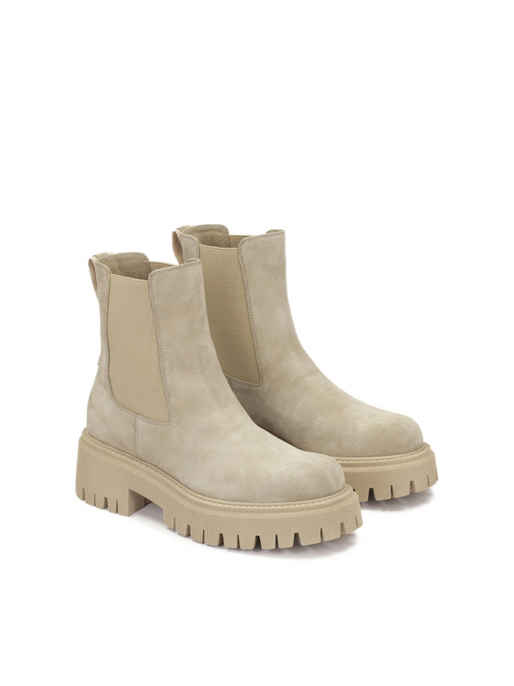 Wsuwane botki na trepowej podeszwie