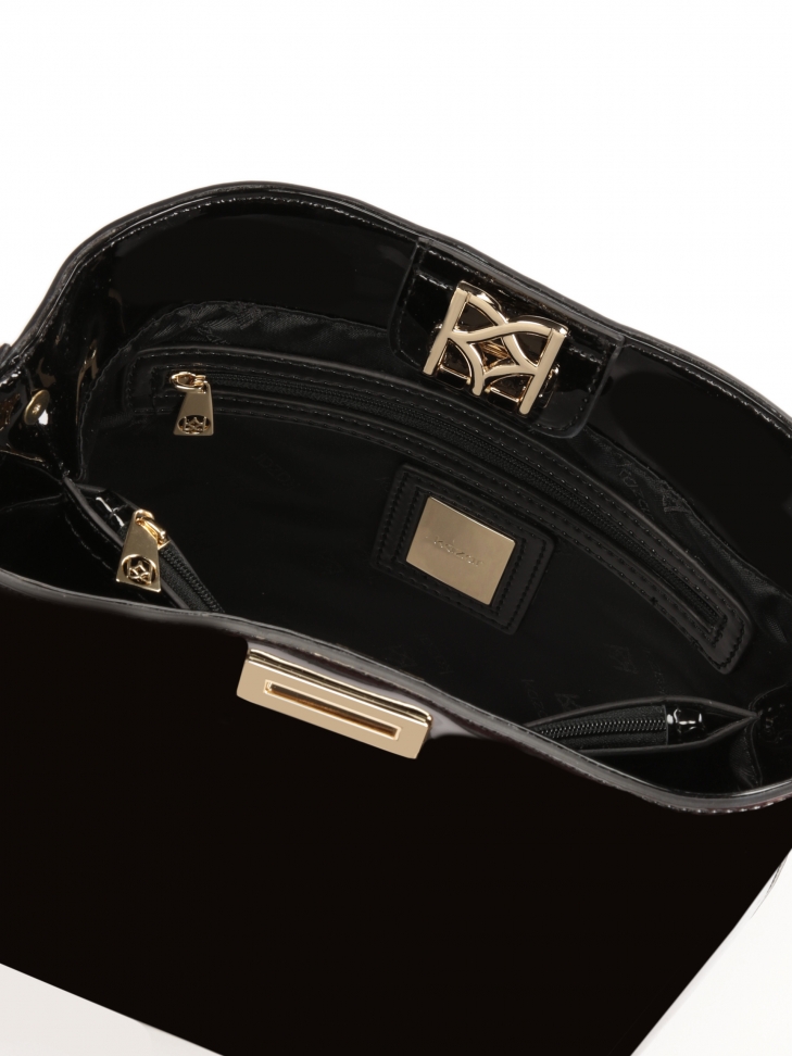 Lakierowana torebka z łańcuszkiem i zawiasowym zapięciem