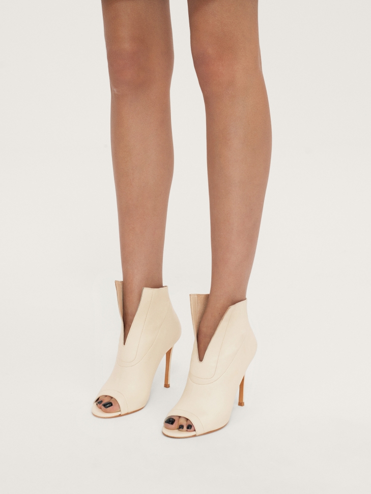 Botki peep toe z wycięciem na przodzie cholewki